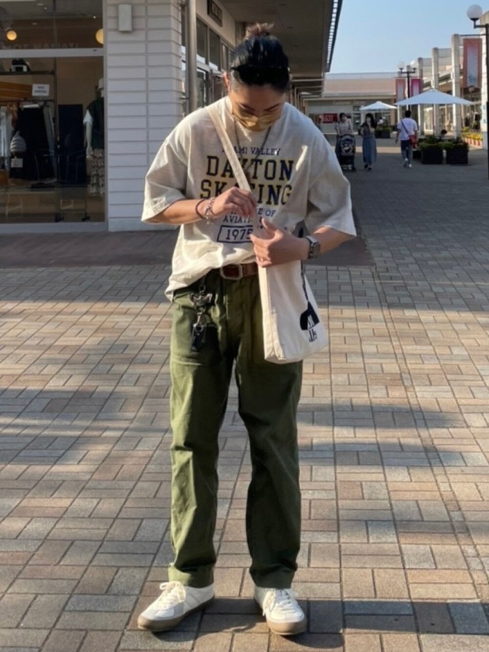 「FUDGEBOYのトラッドスタイル、オーバーサイズ、休日コーデ、夏コーデ、ootd、今日のコーデ、メンズコーデ、UNIQLO、大人コーデ、WEGO、ワークパンツ」｜「UNIQLOのアイテム（パンツ、グリーン系）」を使った、わかぞうさん（メンズ・174cm）の春コーディネートの1枚目の写真