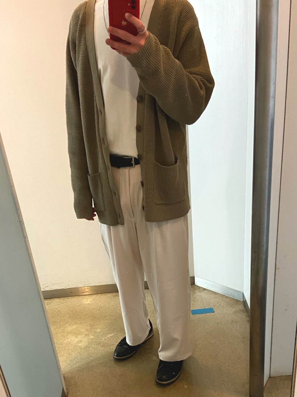 「冬、大人カジュアル、ビッグシルエット、お洒落さんとつながりたい、秋のコーデ、革靴、メガネ男子、モノトーンコーデ、ブラウンコーデ、タートルネック、ブラウン、ロングコート、ニット」｜「UNIQLOのヒートテックタートルネックT（9分袖）（その他トップス、ホワイト系）」を使った、サスキさん（メンズ・178cm）の秋コーディネートの1枚目の写真