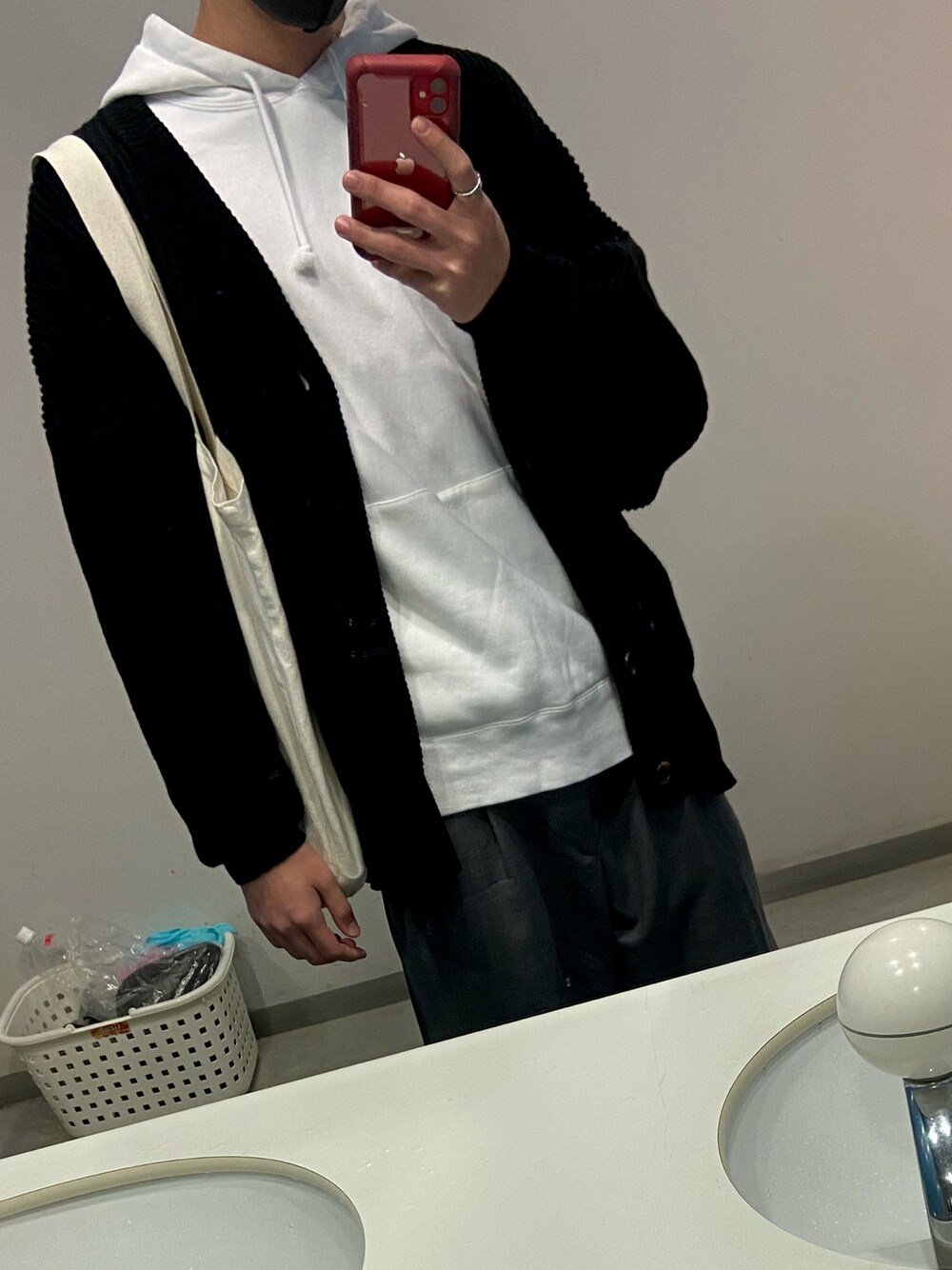 「休日スタイル、秋冬コーデ、今日のコーデ、おしゃれさんと繋がりたい、シンプル、オーバーサイズ、黒、秋コーデ、ゆるコーデ、スニーカーコーデ、ワイドパンツ、ブラック、白スニーカー、きれいめカジュアル」｜「GUのアイテム（スラックス、グレー系）」を使った、サスキさん（メンズ・178cm）の秋コーディネートの1枚目の写真