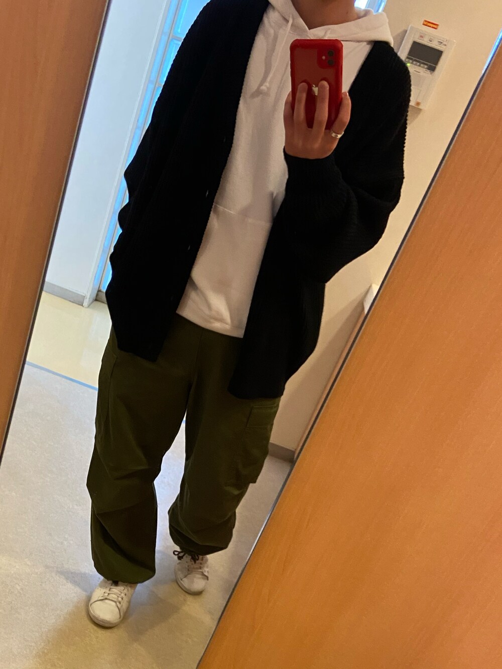 「休日スタイル、シンプル、あったかコーデ、ootd、ゆるコーデ、ワイドパンツ、ニット、黒、古着コーデ、クリスマスに着たい服、おしゃれさんと繋がりたい、大学生」｜「ChampionのChampion/チャンピオン ワンポイント プルオーバー スウェット パーカー フーディー（パーカー、ホワイト系）」を使った、サスキさん（メンズ・178cm）の冬コーディネートの1枚目の写真