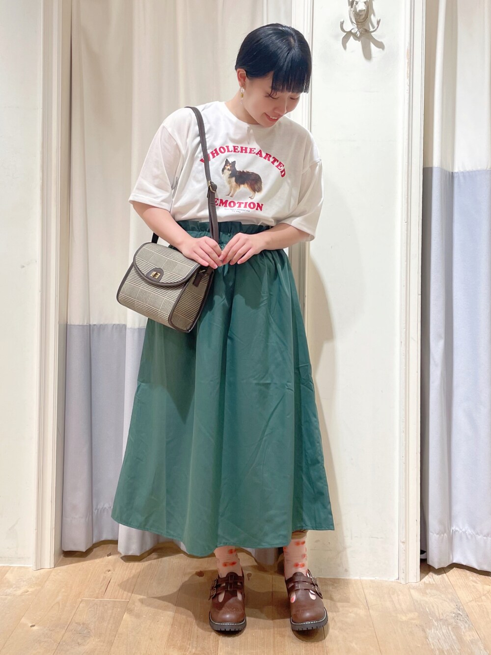 「ehka sopo、エヘカソポ、シンプルコーデ、お出かけコーデ、シンプル、カジュアル、おしゃれさんと繋がりたい、きれいめカジュアル、秋服準備はじめました、秋色、スカートスタイル、カラー×コーデ、Tシャツ、ハイウエスト、ショートヘア」｜「ehka sopoのタックスカート（セットアップ可）（スカート、グリーン系）」を使った、お芋ちゃん🐔🍠さん（レディース・160cm）の夏コーディネートの1枚目の写真