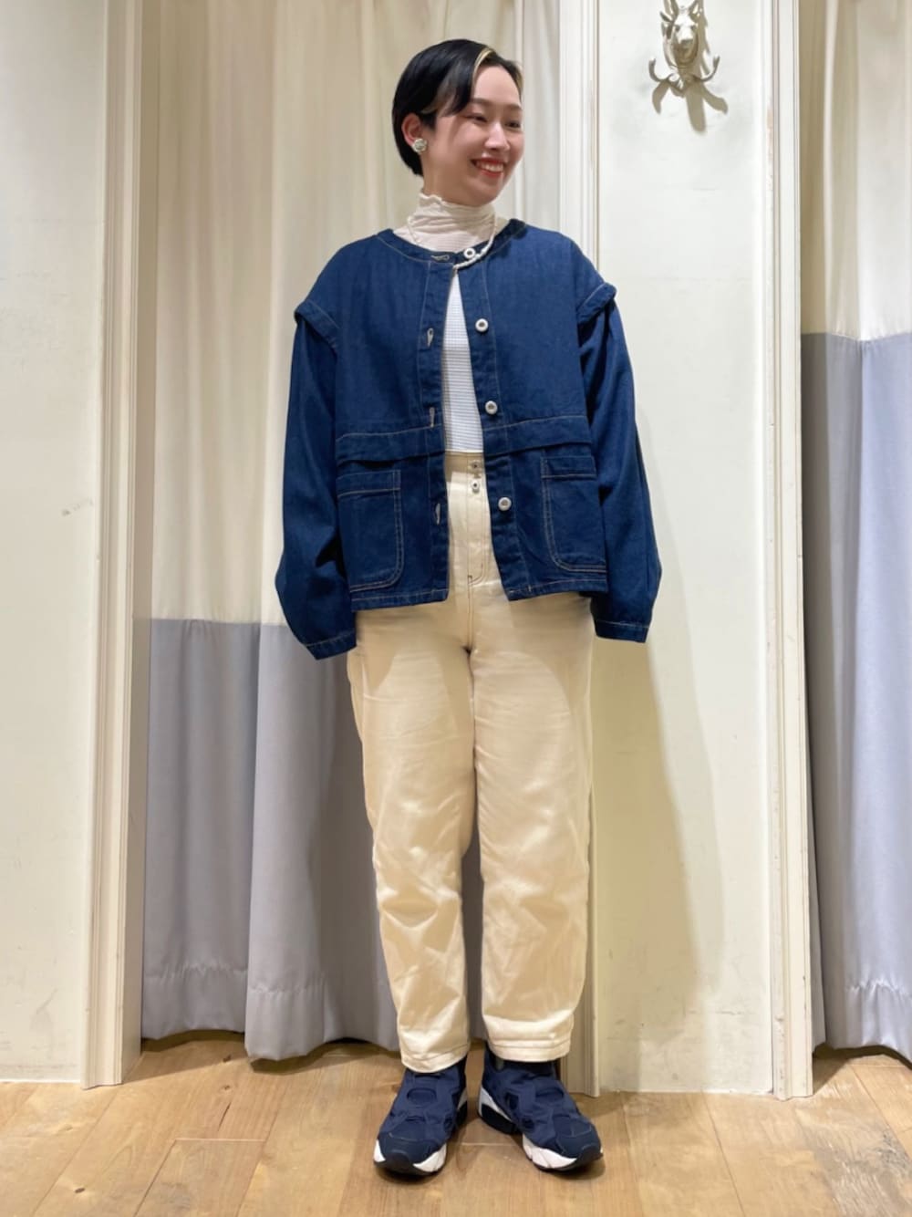 「ehka sopo、エヘカソポ、春、オトナカジュアル、シンプル、お出かけコーデ、大人コーデ、カジュアル、デニム、ショートヘア」｜「ehka sopoのウエストフリルテーパードパンツ（その他パンツ、ホワイト系）」を使った、お芋ちゃん🐔🍠さん（レディース・160cm）の春コーディネートの1枚目の写真