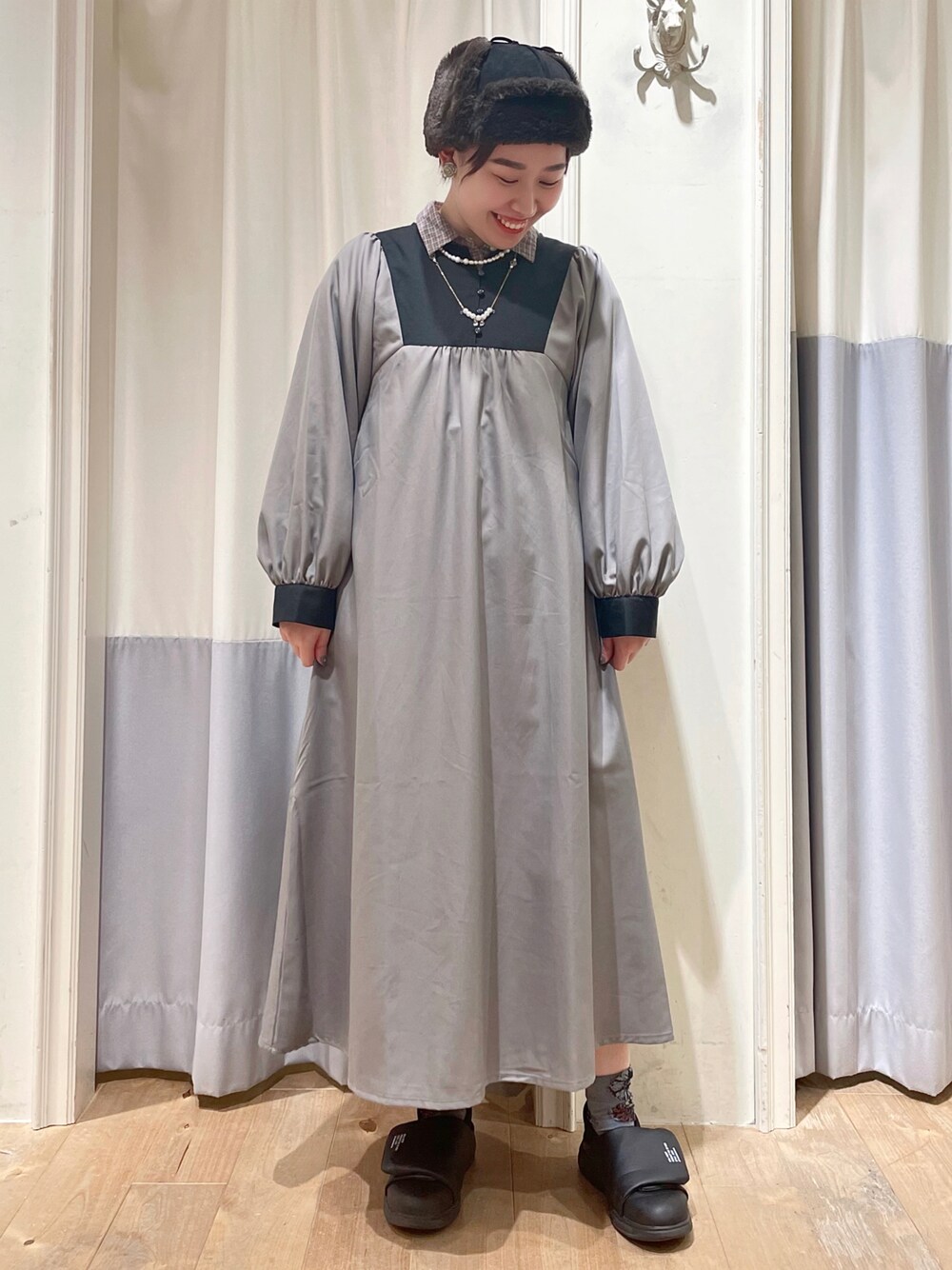「ehka sopo、エヘカソポ、秋服、秋コーデ、オトナカジュアル、オトナ女子、大人かわいい、スニーカー、黒、オールブラック、ブラックコーデ、ワンピース、チェックシャツ、ショートヘア」｜「ehka sopoの配色ヨークワンピース（ワンピース、グレー系）」を使った、お芋ちゃん🐔🍠さん（レディース・160cm）の秋コーディネートの1枚目の写真