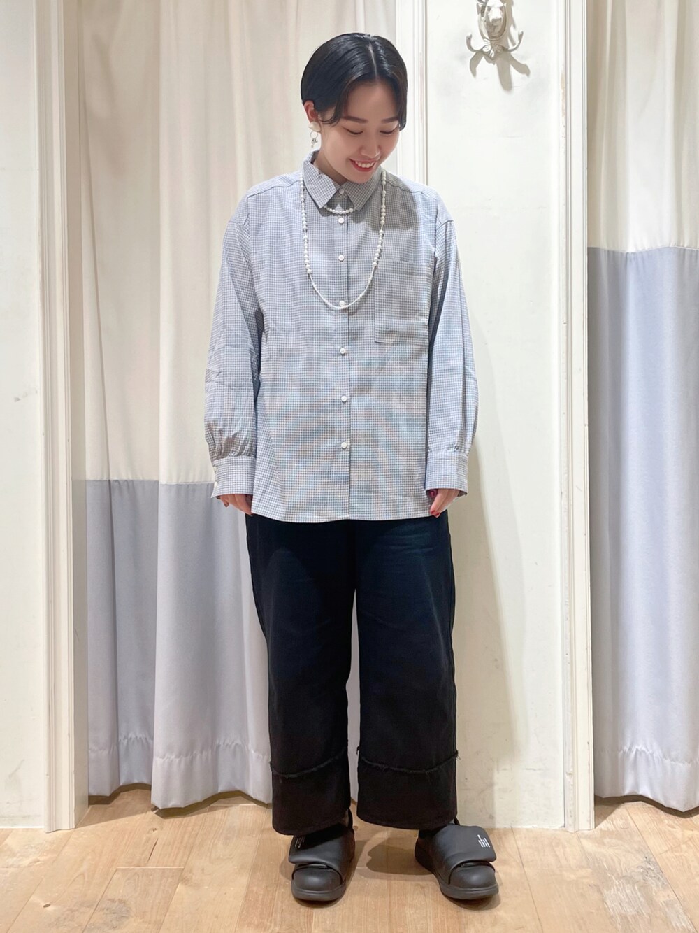 「ehka sopo、エヘカソポ、秋服、大人かわいい、シンプルコーデ、秋コーデ、ラクチンコーデ、カジュアルコーデ、オトナ女子、淡色コーデ、チェックシャツ、ショートヘア」｜「ehka sopoの裾切替タックワイドパンツ（その他パンツ、ブラック系）」を使った、お芋ちゃん🐔🍠さん（レディース・160cm）の秋コーディネートの1枚目の写真