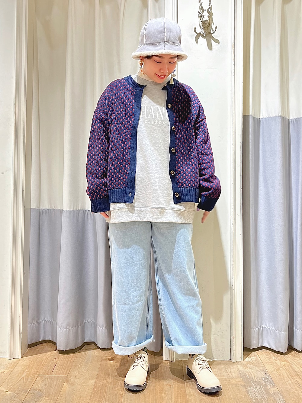 「ehka sopo、エヘカソポ、オトナ女子、パンツスタイル、大人カジュアル、ラクチンコーデ、カジュアル、ストリートMIX、カーディガン、デニム、ショートヘア」｜「ehka sopoのレースアップシューズ（その他シューズ、ベージュ系）」を使った、お芋ちゃん🐔🍠さん（レディース・160cm）の冬コーディネートの1枚目の写真
