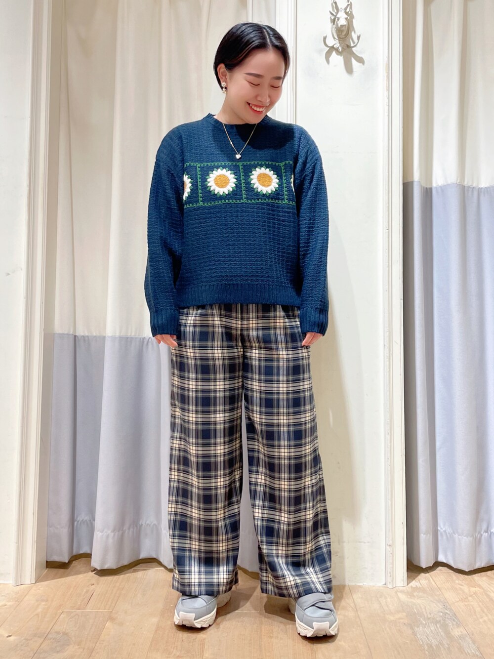 「ehka sopo、エヘカソポ、オトナカジュアル、カジュアルコーデ、あったかコーデ、着回しコーデ、パンツコーデ、チェック、スニーカーコーデ、おしゃれさんと繋がりたい、ニット、ネイビー、ショートヘア」｜「ehka sopoのチェックワイドパンツ（その他パンツ、ブルー系）」を使った、お芋ちゃん🐔🍠さん（レディース・160cm）の秋コーディネートの1枚目の写真