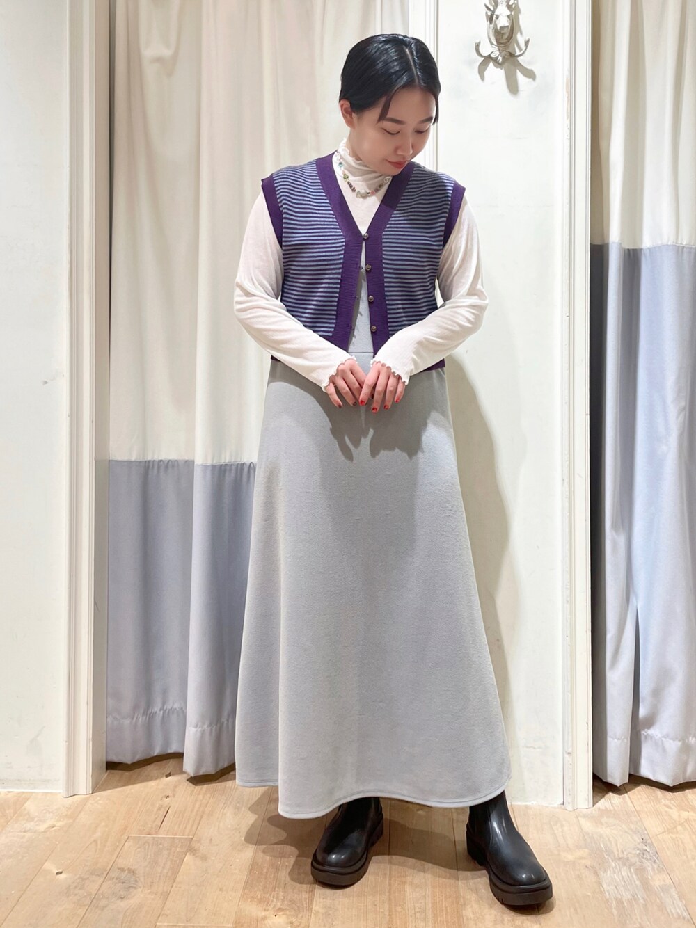 「ehka sopo、エヘカソポ、秋服コーデ、着回しコーデ、休日スタイル、大人女子、キレイめ、ショートブーツ、おしゃれさんと繋がりたい、秋コーデ、ボーダー、ショートヘア」｜「ehka sopoのカットキャミワンピース（ワンピース、グレー系）」を使った、お芋ちゃん🐔🍠さん（レディース・160cm）の秋コーディネートの1枚目の写真