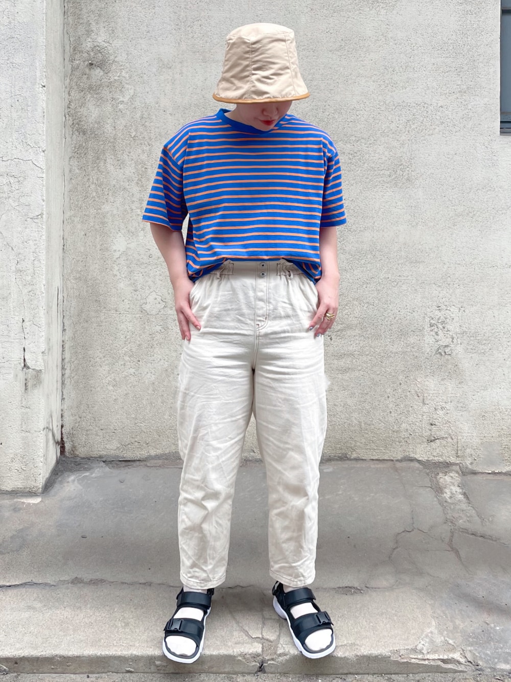 「ehka sopo、エヘカソポ、夏コーデ、大人カジュアル、カジュアル、カラー×コーデ、シンプル、Tシャツ、ボーダー、パンツスタイル、ショートヘア」｜「ehka sopoのボーダービッグTシャツ（Tシャツ/カットソー、ブルー系）」を使った、お芋ちゃん🐔🍠さん（レディース・160cm）の夏コーディネートの1枚目の写真