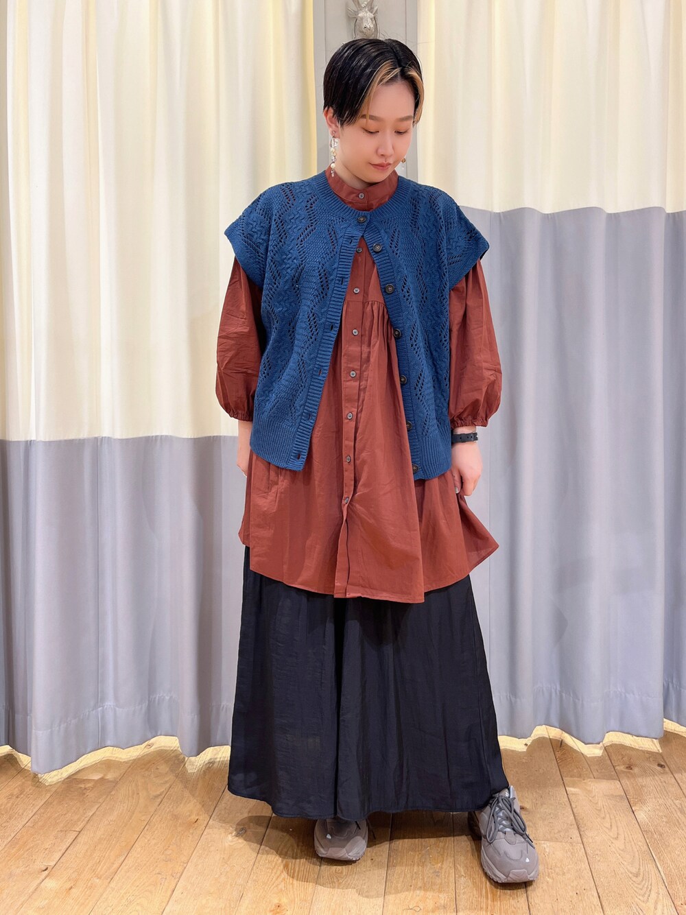 「サマンサ モスモス(Samansa Mos2)、秋のコーデ、秋先取りコーデ、秋服コーデ、おでかけコーデ、オトナ女子、カラー×コーデ、パンツコーデ、ラクチンコーデ、チュニック、ベリーショート、ショートヘア」｜「Samansa Mos2の透かしケーブル編み前後2WAYベスト（ベスト、ブルー系）」を使った、お芋ちゃん🐔🍠さん（レディース・160cm）の秋コーディネートの1枚目の写真