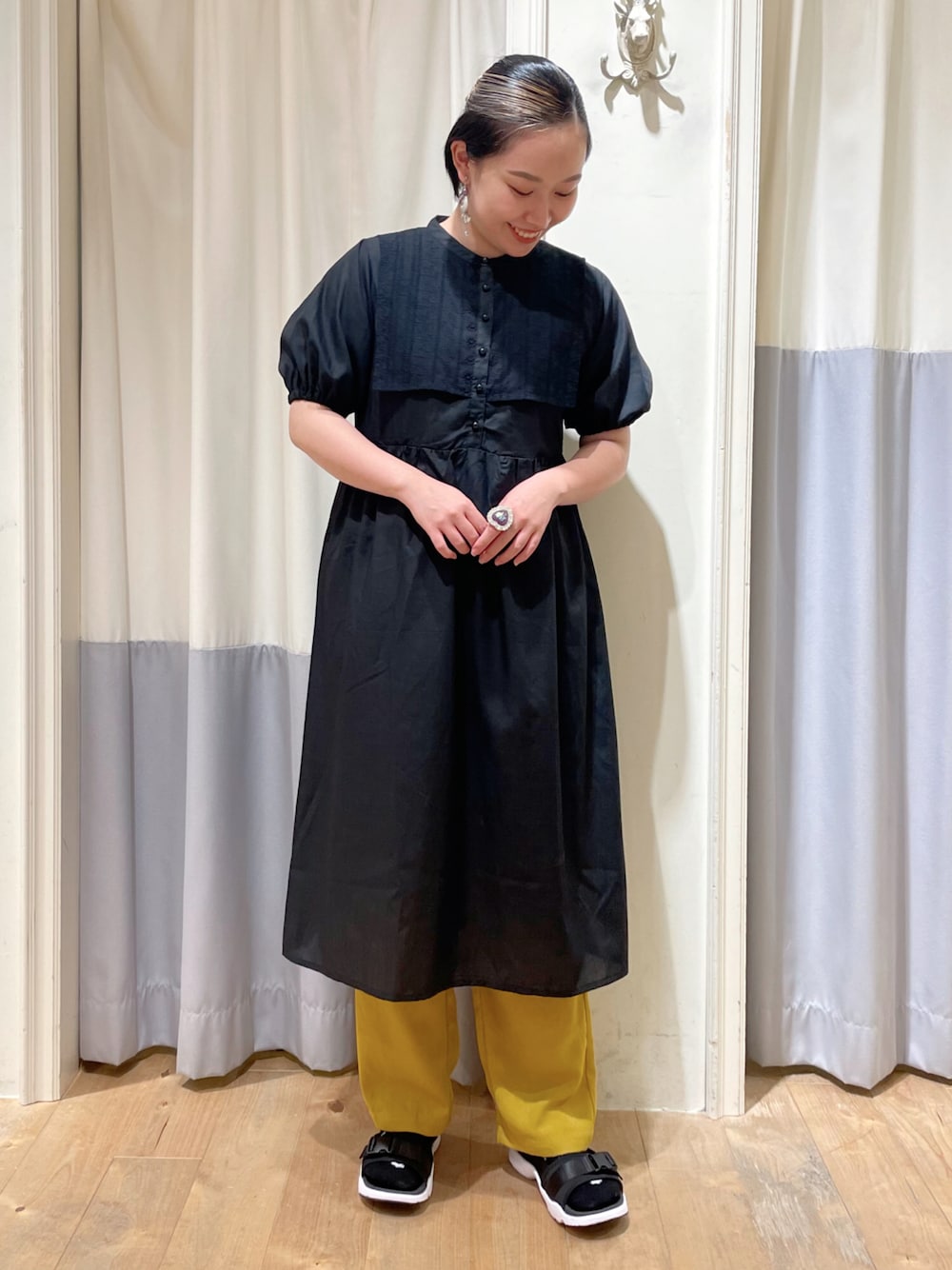 「ehka sopo、エヘカソポ、夏コーデ、大人カジュアル、カジュアルコーデ、ワンピーススタイル、モノトーン、パンツスタイル、イエロー、ブラック、ショートヘア」｜「ehka sopoのレースビブワンピース（ワンピース、ブラック系）」を使った、お芋ちゃん🐔🍠さん（レディース・160cm）の夏コーディネートの1枚目の写真