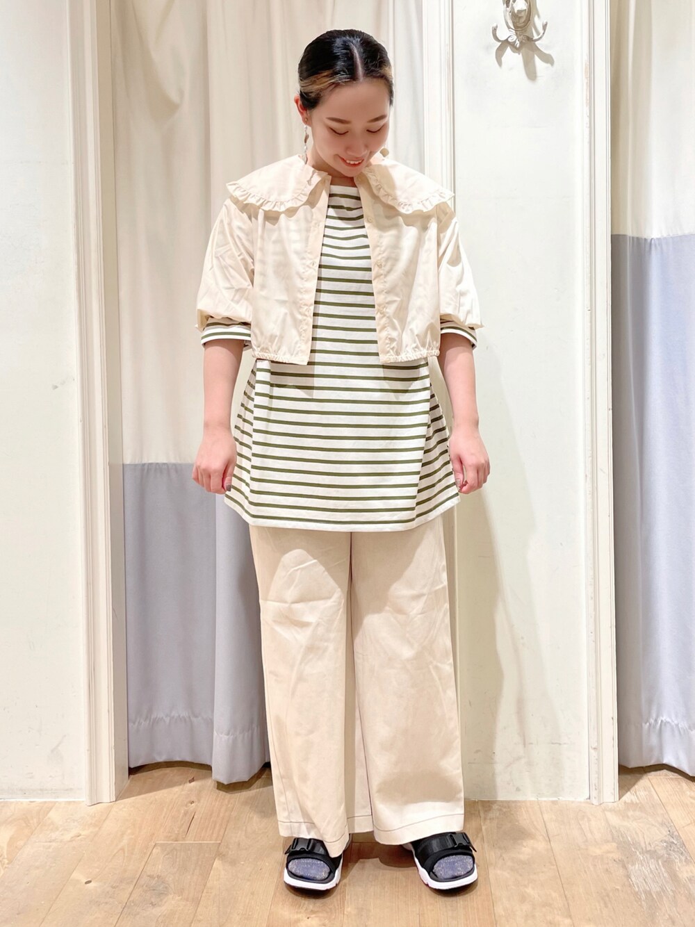 「ehka sopo、エヘカソポ、大人カジュアル、シンプル、パンツスタイル、グリーン、おしゃれさんと繋がりたい、ボーダー、ブラウス、ガーリー、カジュアルガーリー、ショートヘア」｜「ehka sopoのスポーツサンダル（サンダル、ブラック系）」を使った、お芋ちゃん🐔🍠さん（レディース・160cm）の夏コーディネートの1枚目の写真