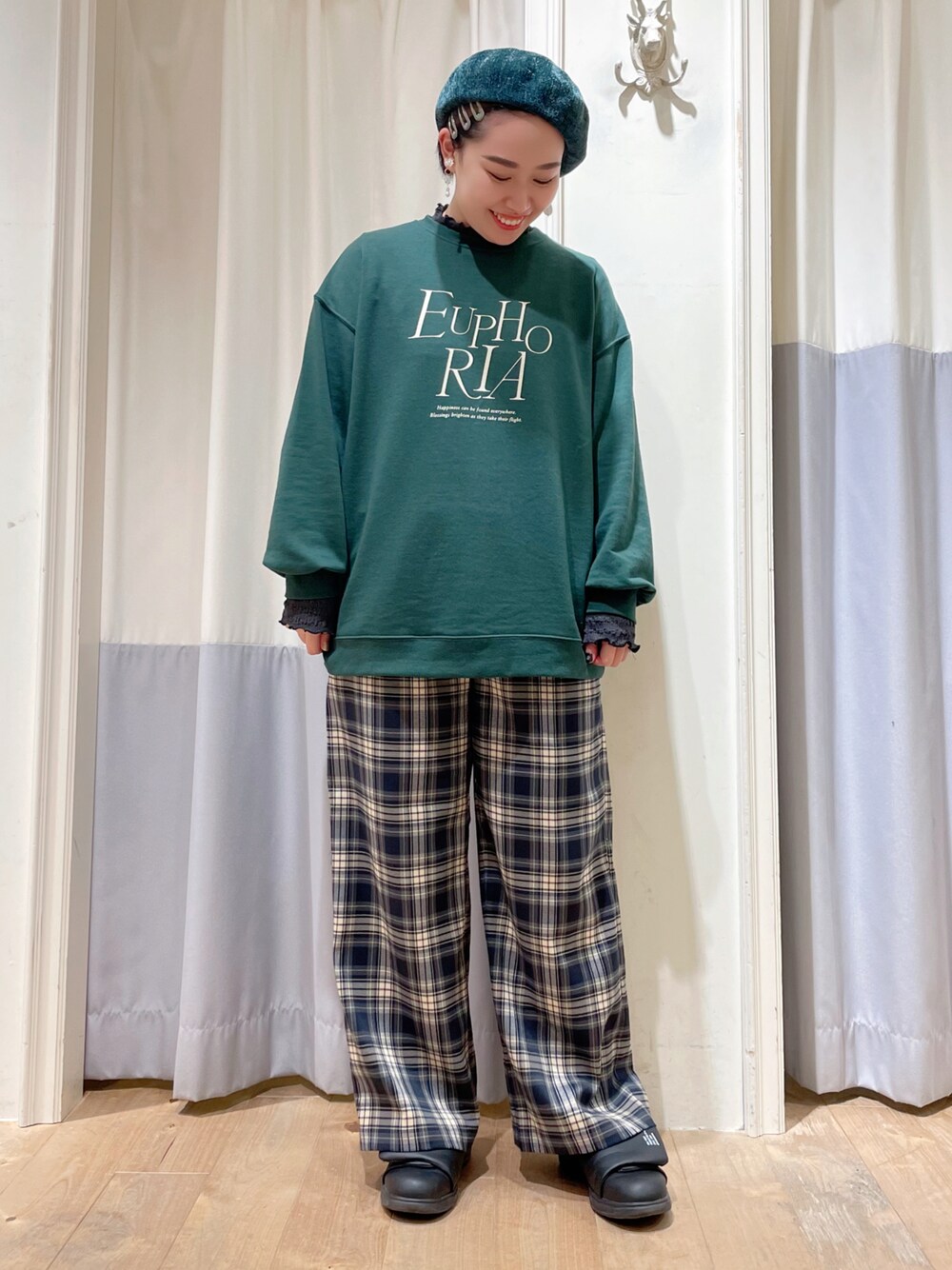 「ehka sopo、エヘカソポ、大人カジュアル、ゆるコーデ、秋冬コーデ、おしゃれさんと繋がりたい、パンツスタイル、お出かけコーデ、ワイドパンツ、チェック、ショートヘア」｜「ehka sopoのロゴプリントビッグスウェット（スウェット、グリーン系）」を使った、お芋ちゃん🐔🍠さん（レディース・160cm）の秋コーディネートの1枚目の写真