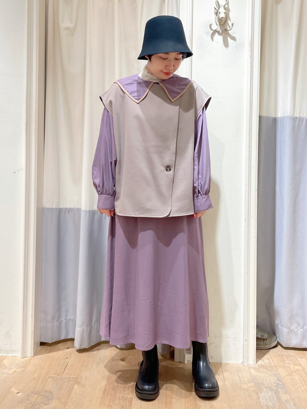 「ehka sopo、エヘカソポ、カジュアルコーデ、秋、着回しコーデ、おしゃれさんと繋がりたい、オトナ女子、厚底シューズ、黒、ビッグシルエット、ベスト、秋のコーデ、ワンピースコーデ、ブーツ、ショートヘア」｜「ehka sopoのダブルブレストベスト（ベスト、グレー系）」を使った、お芋ちゃん🐔🍠さん（レディース・160cm）の秋コーディネートの1枚目の写真