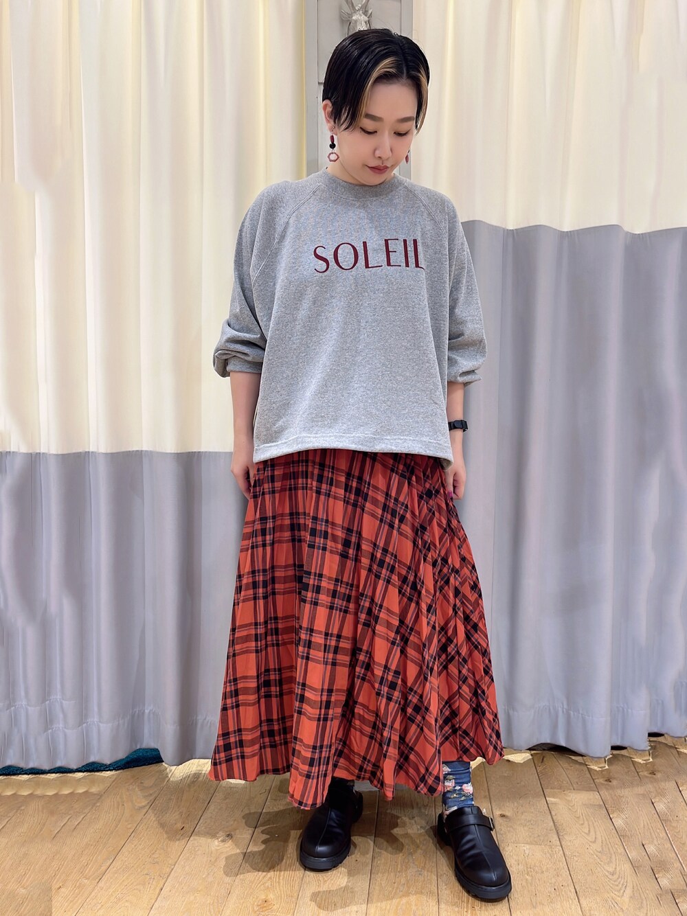 「サマンサ モスモス(Samansa Mos2)、秋服コーデ、秋、オトナ女子、ロングスカート、オトナカジュアル、カジュアル、チェック、プリーツスカート、スウェット、ショートヘア」｜「Samansa Mos2の【吸水速乾】ふんわりスリーブドロストスウェット（Tシャツ/カットソー、グレー系）」を使った、お芋ちゃん🐔🍠さん（レディース・160cm）の秋コーディネートの1枚目の写真