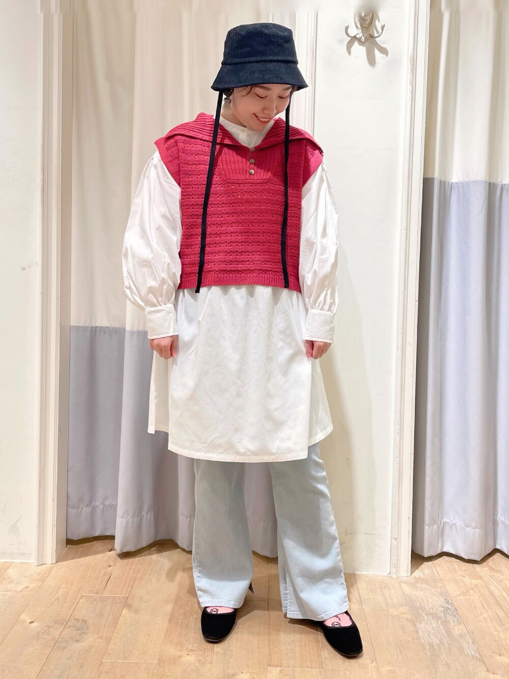 「ehka sopo、エヘカソポ、秋のコーデ、カジュアルコーデ、秋冬コーデ、休日スタイル、オーバーサイズ、ブラック、秋、デニムパンツ、パンツスタイル、ショートヘア」｜「ehka sopoのセーラーカラーニットベスト（ベスト、ピンク系）」を使った、お芋ちゃん🐔🍠さん（レディース・160cm）の秋コーディネートの1枚目の写真