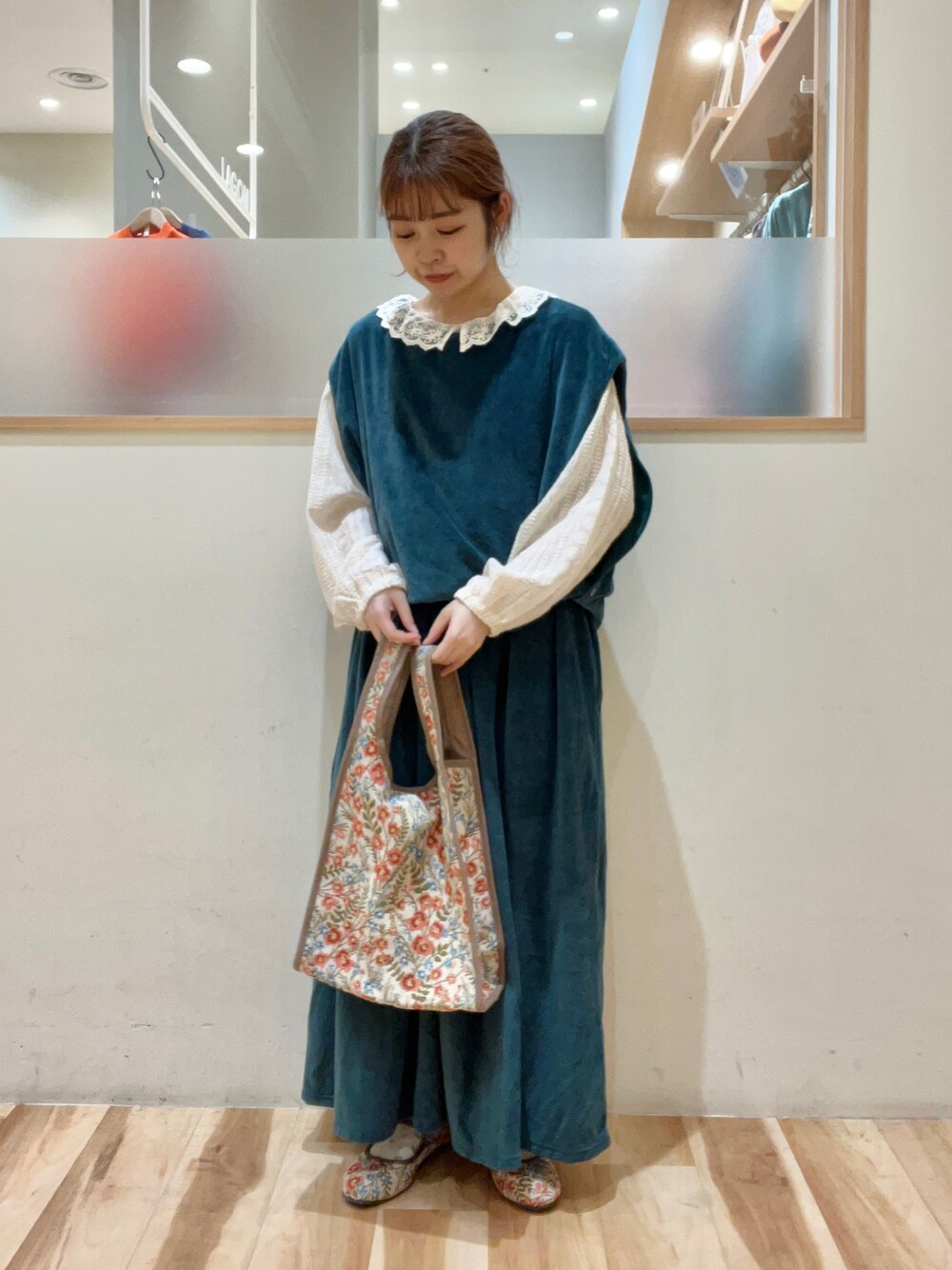 「Samansa Mos2のシアー総刺繍ブラウス（シャツ/ブラウス、ホワイト系）」を使った、moeさん（レディース・152cm）の秋コーディネートの1枚目の写真