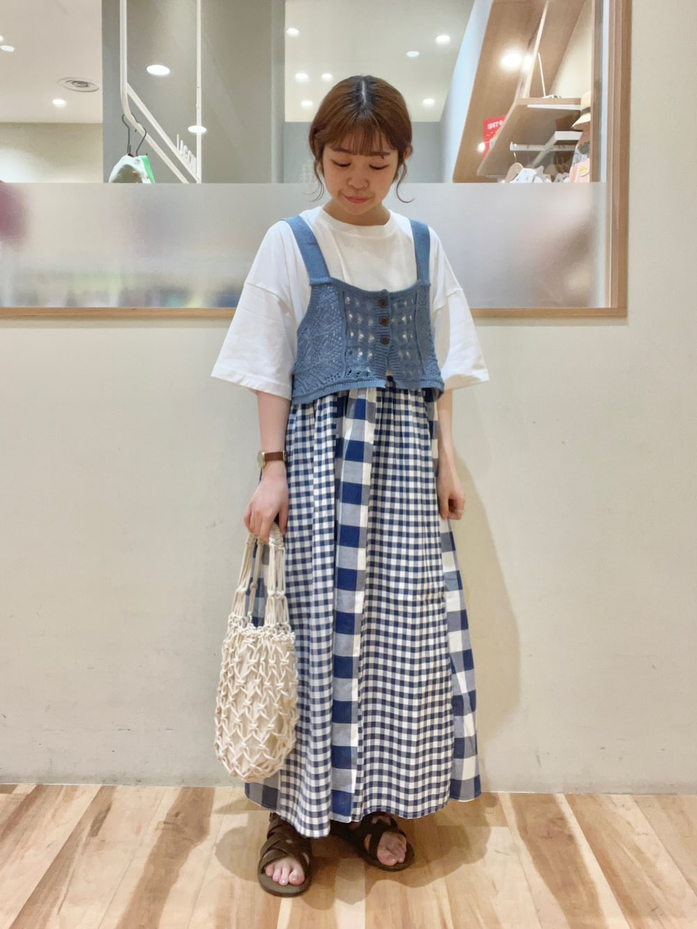 「Samansa Mos2、SM2、サマンサ モスモス(Samansa Mos2)、ナチュラル、ワンピース、ビスチェ、透かし編みニット、ドッキングワンピ、チェック、マクラメトート、サンダル、低身長、低身長コーデ」｜「Samansa Mos2のドッキングワンピース（ワンピース、ホワイト系）」を使った、moeさん（レディース・152cm）の夏コーディネートの1枚目の写真