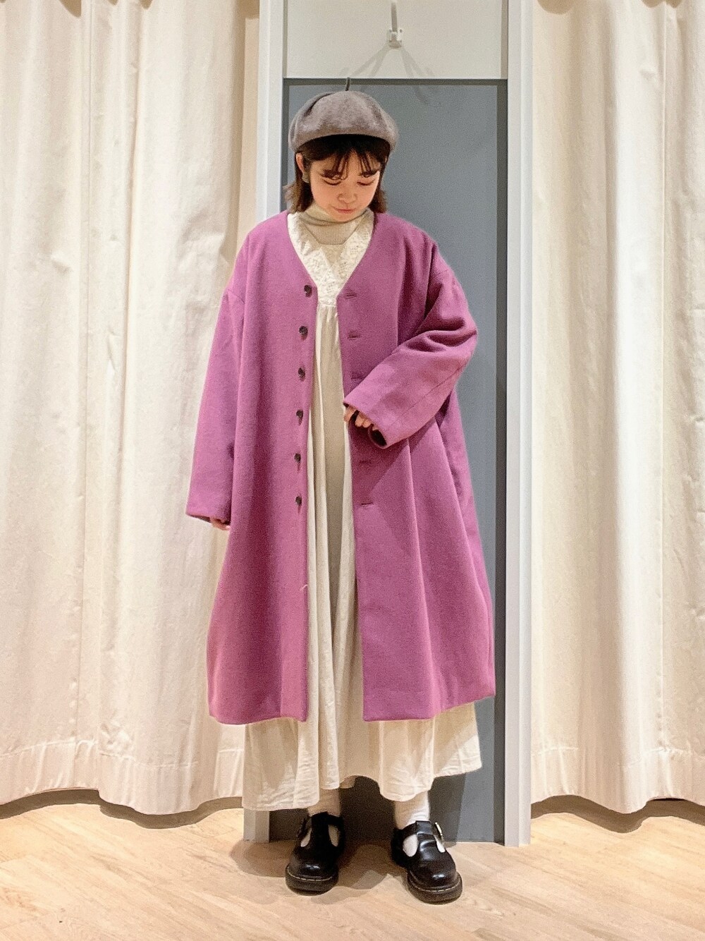 「Samansa Mos2、サマンサ モスモス(Samansa Mos2)、SM2、冬コーデ、ガーリー、アウター、パープル、ワンピース、ベレー帽、低身長」｜「Samansa Mos2の中空糸ロングコート（ノーカラーコート、パープル系）」を使った、moeさん（レディース・152cm）の冬コーディネートの1枚目の写真