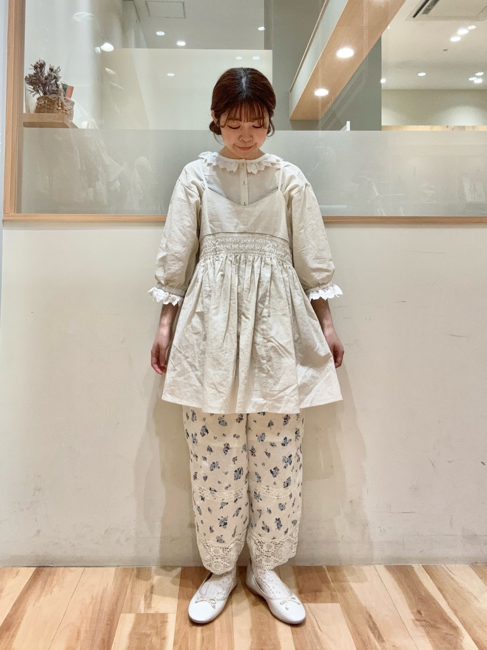 「Samansa Mos2、サマンサ モスモス(Samansa Mos2)、SM2、ナチュラル、春コーデ、ブラウス、チュニック、花柄パンツ、低身長、低身長コーデ」｜「Samansa Mos2の綿麻襟配色前後着ブラウス（シャツ/ブラウス、ホワイト系）」を使った、moeさん（レディース・152cm）の春コーディネートの1枚目の写真