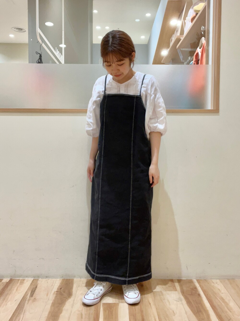 「Samansa Mos2 blue、サマンサモスモスブルー、デニム、キャミワンピ、ブラウス、ブラックデニム、ECODENIM、カジュアル、低身長」｜「Samansa Mos2 blueのレースブラウス（シャツ/ブラウス、ホワイト系）」を使った、moeさん（レディース・152cm）の秋コーディネートの1枚目の写真