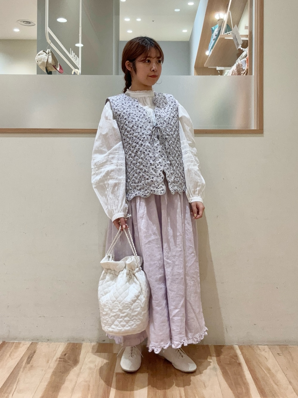 「Samansa Mos2、SM2、サマンサ モスモス(Samansa Mos2)、春コーデ、キルトベスト、ワンピース、ブラウス、ナチュラルガーリー、綿、リネン、レイヤードスタイル、ラベンダー、低身長」｜「Samansa Mos2の【india crafts】ギャザーレースブラウス（シャツ/ブラウス、ホワイト系）」を使った、moeさん（レディース・152cm）の春コーディネートの1枚目の写真