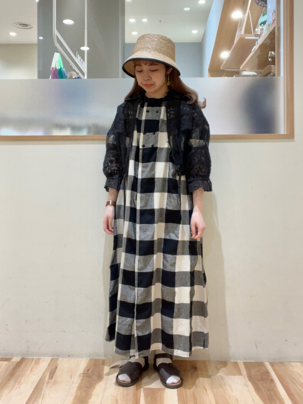 「Samansa Mos2、SM2、サマンサ モスモス(Samansa Mos2)、ガーリー、ナチュラル、ワンピース、ブラウス、チュール、ダブルボタン、パッチワーク、初夏コーデ、低身長」｜「Samansa Mos2のダブル釦チェックワンピース（ワンピース、ブラック系）」を使った、moeさん（レディース・152cm）の春コーディネートの1枚目の写真