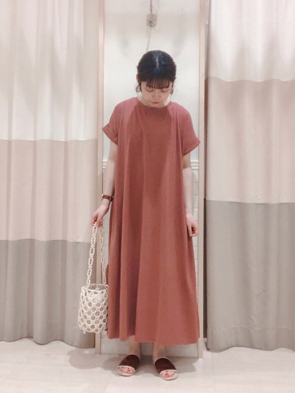 「Samansa Mos2、SM2、サマンサ モスモス(Samansa Mos2)、夏コーデ、カジュアル、ワンピース、ビーズバッグ、サンダル、ラクチンコーデ、低身長」｜「Samansa Mos2の後ろティアードカットワンピース（ワンピース、ブラウン系）」を使った、moeさん（レディース・152cm）の夏コーディネートの1枚目の写真