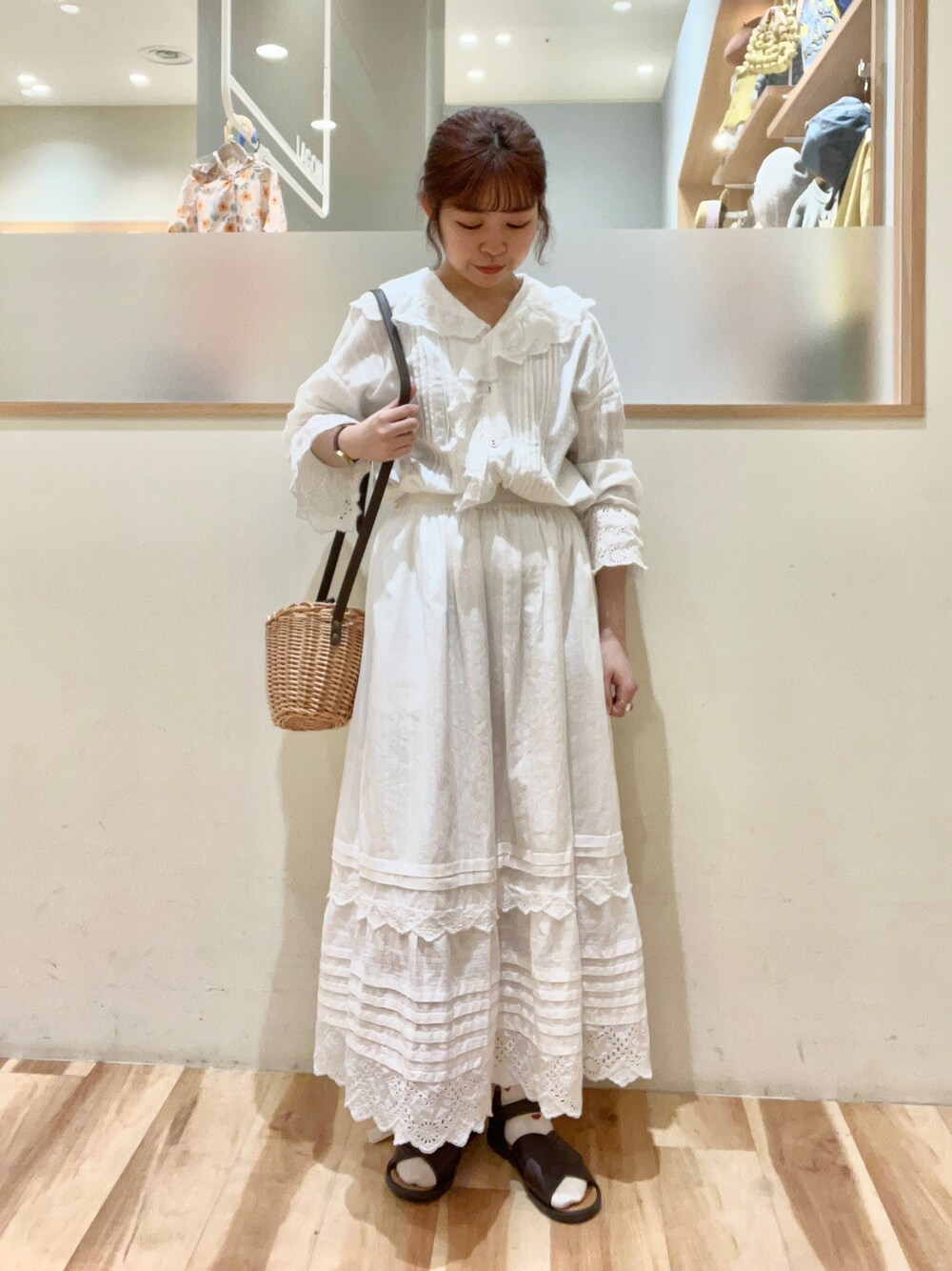 「Samansa Mos2、サマンサ モスモス(Samansa Mos2)、SM2、ガーリー、セットアップ、スカラップ、ブラウス、スカート、オールホワイト、春コーデ、サンダル、低身長」｜「Samansa Mos2の綿ドビースカラップレースブラウス（シャツ/ブラウス、ホワイト系）」を使った、moeさん（レディース・152cm）の春コーディネートの1枚目の写真