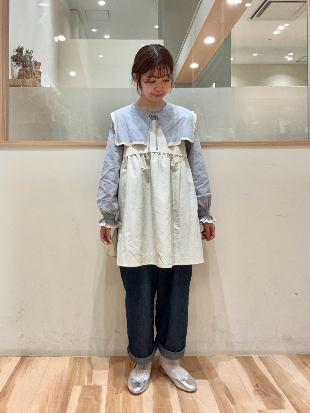 「Samansa Mos2、サマンサ モスモス(Samansa Mos2)、ゆべし×SamansaMos2、ナチュラル、春コーデ、ブラウス、デニム、キャミチュニック、バレエシューズ、低身長、低身長コーデ」｜「Samansa Mos2の【ゆべし×Samansa Mos2】つけ襟ブラウス（シャツ/ブラウス、ブルー系）」を使った、moeさん（レディース・152cm）の春コーディネートの1枚目の写真