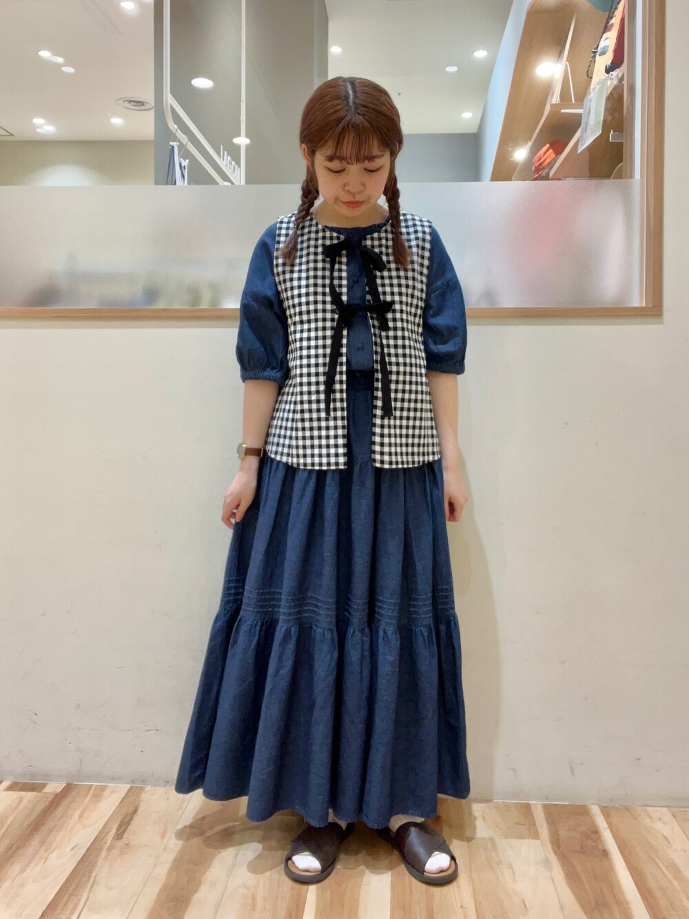「SM2、Samansa Mos2、サマンサ モスモス(Samansa Mos2)、ガーリー、デニム、セットアップ、ベスト、前後着、チェック柄、サンダル、低身長」｜「Samansa Mos2のデニムギャザーブラウス（シャツ/ブラウス、ブルー系）」を使った、moeさん（レディース・152cm）の夏コーディネートの1枚目の写真