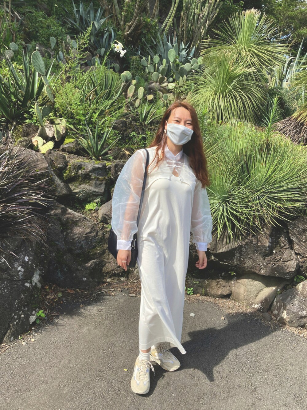 「シンプル、白コーデ、ootd、チャイナシャツ、ゆるコーデ、オトナカジュアル、プチプラ、おしゃれさんと繋がりたい、お洒落さんとつながりたい、いいね・save・フォローありがとうございます🥰、mamekurogouchi、osiris、ロングワンピース、ワントーンコーデ、シアーシャツ」｜「Bershkaのアイテム（スニーカー、ベージュ系）」を使った、hanaさん（レディース・158cm）の夏コーディネートの1枚目の写真