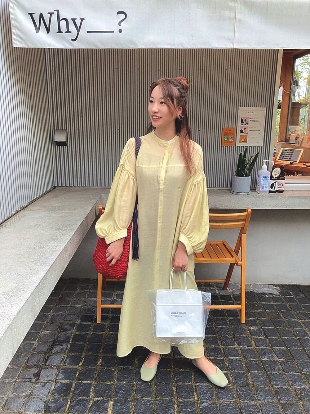 「オトナカジュアル、大人かわいい、ロングワンピース、イエロー、シンプルコーデ、パンプス、パンツスタイル、秋のコーデ、相互フォロー、いいね返し、カフェ、古着巡り、デート、フォローミー、BEAUTY&YOUTH UNITED ARROWS」｜「BEAUTY&YOUTH UNITED ARROWSのBY ヘンリーネックギャザー9分袖ワンピース（ワンピース、イエロー系）」を使った、hanaさん（レディース・158cm）の秋コーディネートの1枚目の写真
