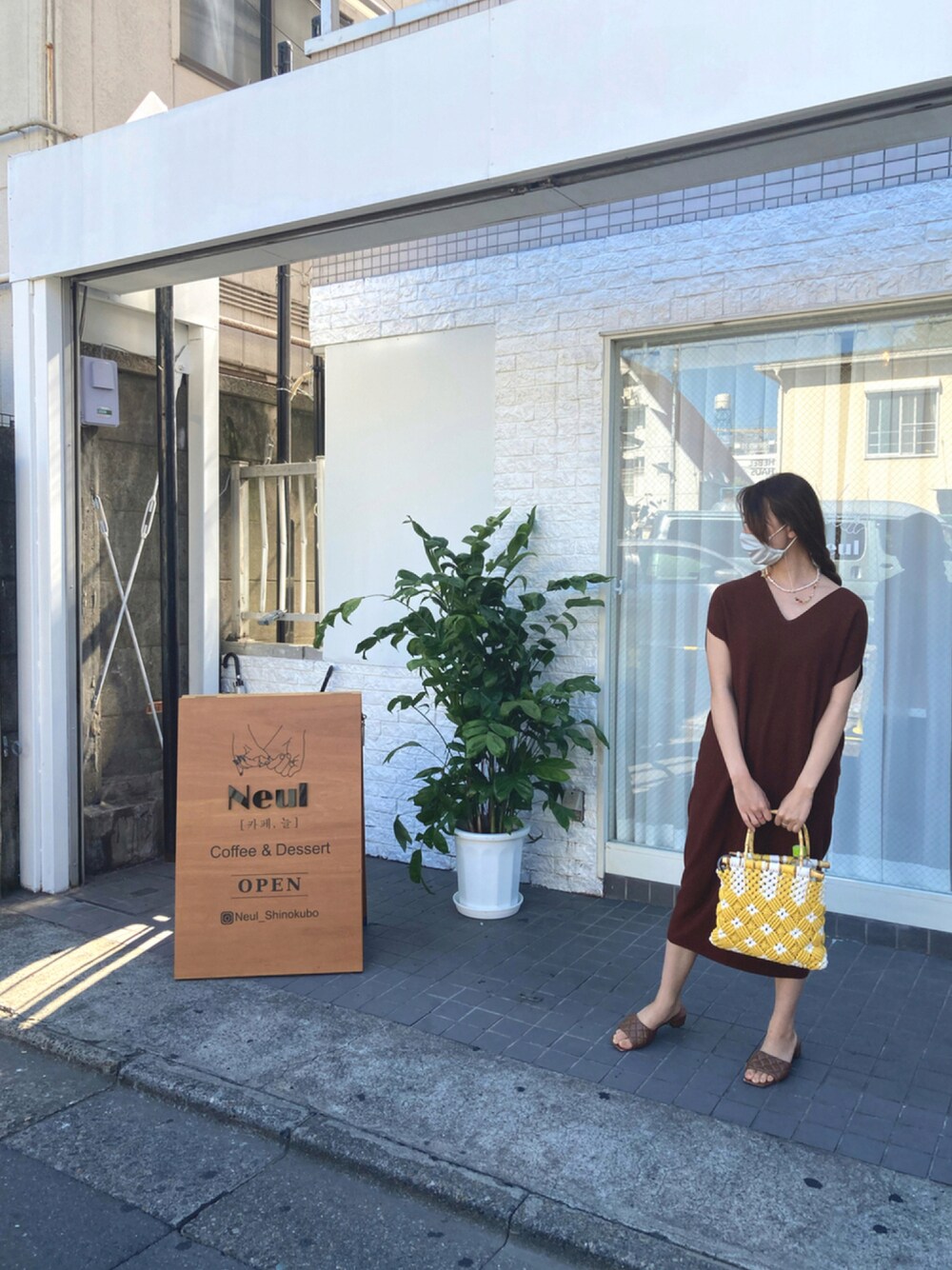 「オトナカジュアル、ゆるコーデ、ワンピース、ワントーンコーデ、プチプラコーデ、マメクロゴウチ、mamekurogouchi、ユニクロコラボ、ZARA、GU、お洒落さんとつながりたい、おしゃれさんと繋がりたい、フォローミー、ロングワンピース、秋コーデ」｜「UNIQLOのアイテム（ワンピース、ブラウン系）」を使った、hanaさん（レディース・158cm）の夏コーディネートの1枚目の写真