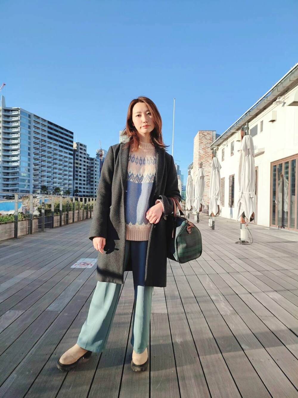 「winter、冬コーデ、冬、Harris Tweed、プチプラ、プチプラコーデ、Polo Ralph Lauren、H&M、おしゃれさんと繋がりたい、お洒落さんとつながりたい、ニット、チェスターコート、古着、古着MIX、古着コーデ」｜「GUのアイテム（スラックス、ブルー系）」を使った、hanaさん（レディース・158cm）の冬コーディネートの1枚目の写真