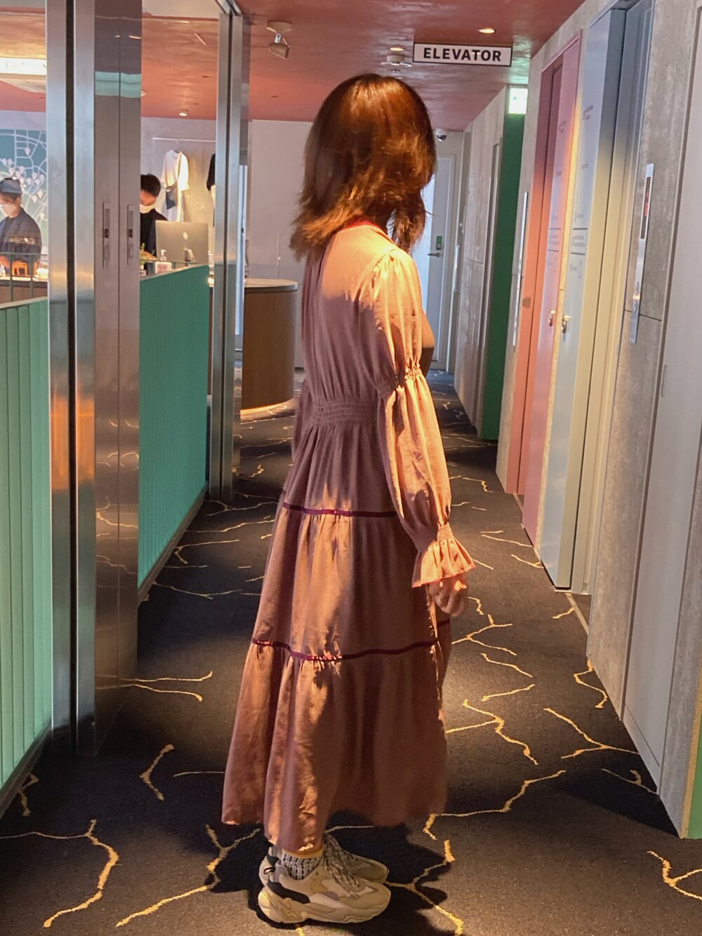 「秋服、今日のコーデ、お洒落さんとつながりたい、プチプラ、スニーカーコーデ、ワンピース、大人かわいい、ティアードワンピース、idem、ピンク、いいね返し、フォローミー、おしゃれさんと繋がりたい、秋服準備はじめました、冬」｜「Bershkaのアイテム（スニーカー、ベージュ系）」を使った、hanaさん（レディース・158cm）の秋コーディネートの1枚目の写真