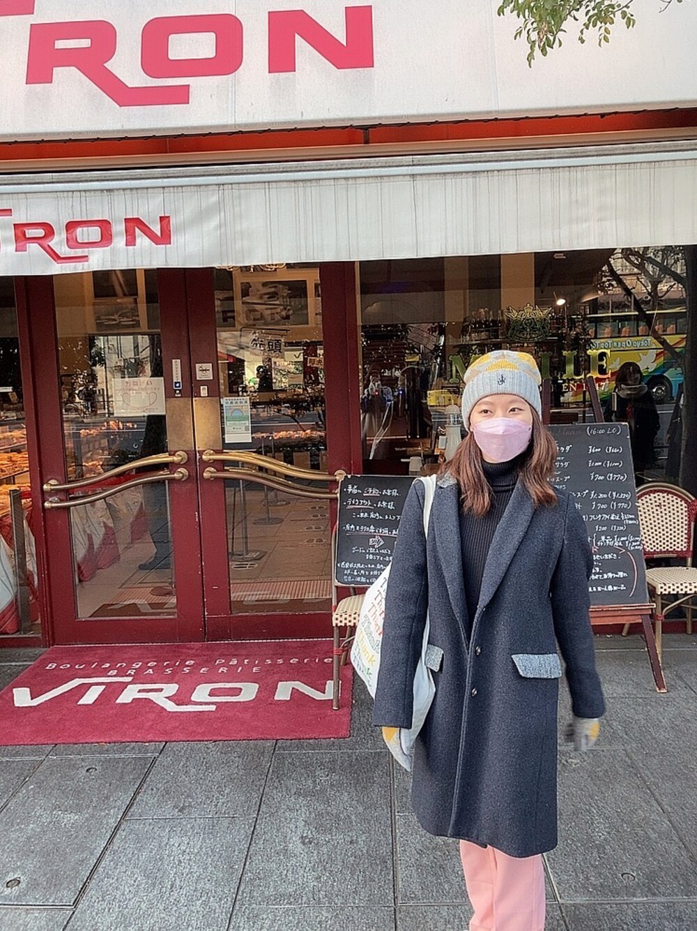 「JW Anderson x UNIQLO、Harris Tweed、earth music&ecology、dholic、プチプラ、プチプラコーデ、いいね＆フォロー よろしくお願いします！、おしゃれさんと繋がりたい、ニット帽、手袋、タートルネック、冬コーデ、オトナカジュアル、トートバッグ、チェスターコート」｜「JW Andersonのアイテム（帽子、グレー系）」を使った、hanaさん（レディース・158cm）の冬コーディネートの1枚目の写真