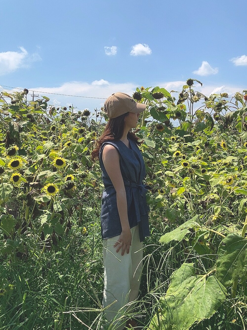 「シンプル、休日スタイル、ootd、夏コーデ、キャップ、お洒落さんとつながりたい、オトナカジュアル、プチプラ、プチプラコーデ、白パンツ、ノースリーブ、おしゃれさんと繋がりたい、いいね・save・フォローありがとうございます🥰、古着、nano・universe」｜「しまむらのアイテム（デニムパンツ、ホワイト系）」を使った、hanaさん（レディース・158cm）の夏コーディネートの1枚目の写真