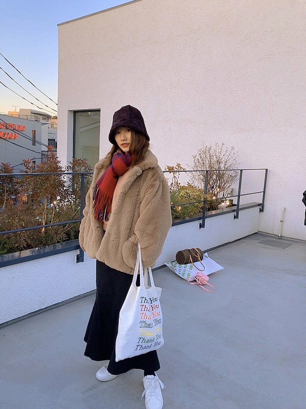 「winter、冬コーデ、ファーコート、マーメイドスカート、トートバッグ、赤チェックマフラー、おしゃれさんと繋がりたい、オーバーサイズ、帽子好き！、古着、いいね返し、Y's、わたしの推しブランド、マフラーぐるぐる」｜「jouetieのアイテム（ストール/ショール、レッド系）」を使った、hanaさん（レディース・158cm）の冬コーディネートの1枚目の写真