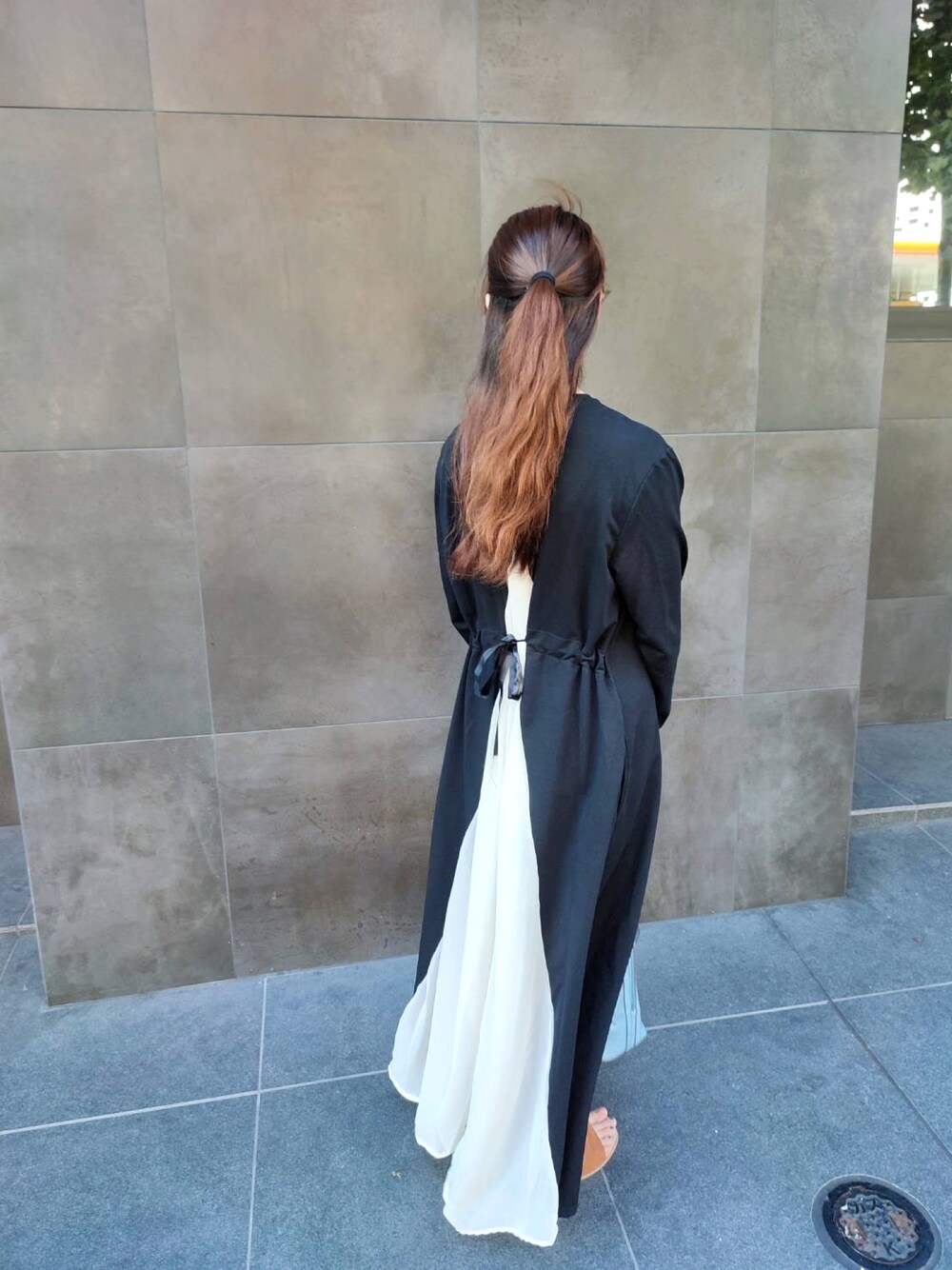 「大人カジュアル、秋のコーデ、シンプル、オトナ女子、今日のコーデ、モノクロ、後ろ姿、秋冬コーデ、大人かわいい、相互フォロー、いいね返し、フォローミー、おしゃれさんと繋がりたい、お洒落さんとつながりたい」｜「OnLiSAのアイテム（ワンピース、ブラック系）」を使った、hanaさん（レディース・158cm）の秋コーディネートの1枚目の写真