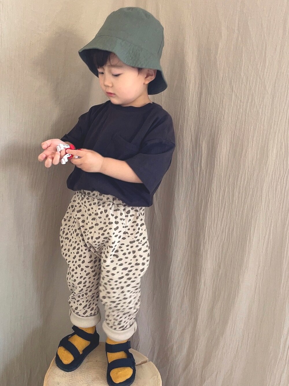 「レオパード、レオパード柄、Tシャツ、ハット、バケハ、ソックス×サンダル、2歳、2歳男の子、カジュアル、カジュアルコーデ」｜「H&Mのアイテム（ハット、グリーン系）」を使った、OSUKEさん（キッズ・90cm）の夏コーディネートの1枚目の写真