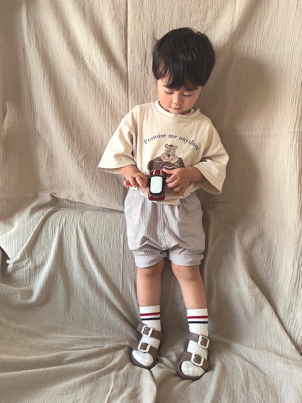 「夏コーデ、2歳、2歳男の子、韓国子供服、ラインソックス、サンダル、カジュアルコーデ、サンダル×靴下、ベージュコーデ」｜「petit mainのアイテム（パンツ、グレー系）」を使った、OSUKEさん（キッズ・100cm）の夏コーディネートの1枚目の写真