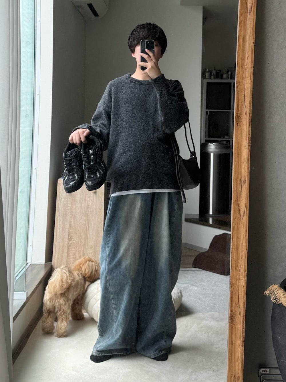 ブラック系のスニーカー、ブラウン系のショルダーバッグを着用したメンズの秋コーディネートの1枚目の写真