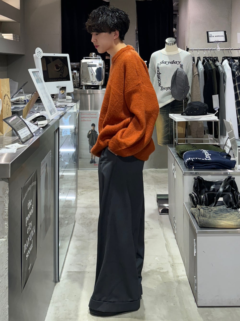 「真冬のあったかスタイル、今日のコーデ、シンプルスタイル、スラックス、ニット」｜「Camphor woodの２tuck wide baggy slacks / ２タックワイドバギーフレアスラックス（スラックス、グレー系）」を使った、りょうさん（メンズ・165cm）の冬コーディネートの1枚目の写真