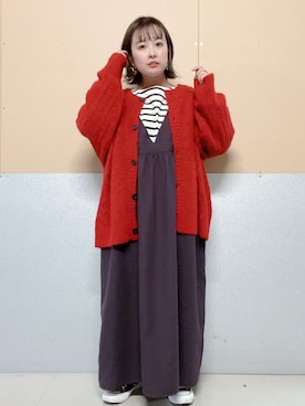 「赤ニット」｜「アイテム（ジャンパースカート）」を使った、コナさん（レディース・150cm）の冬コーディネート
