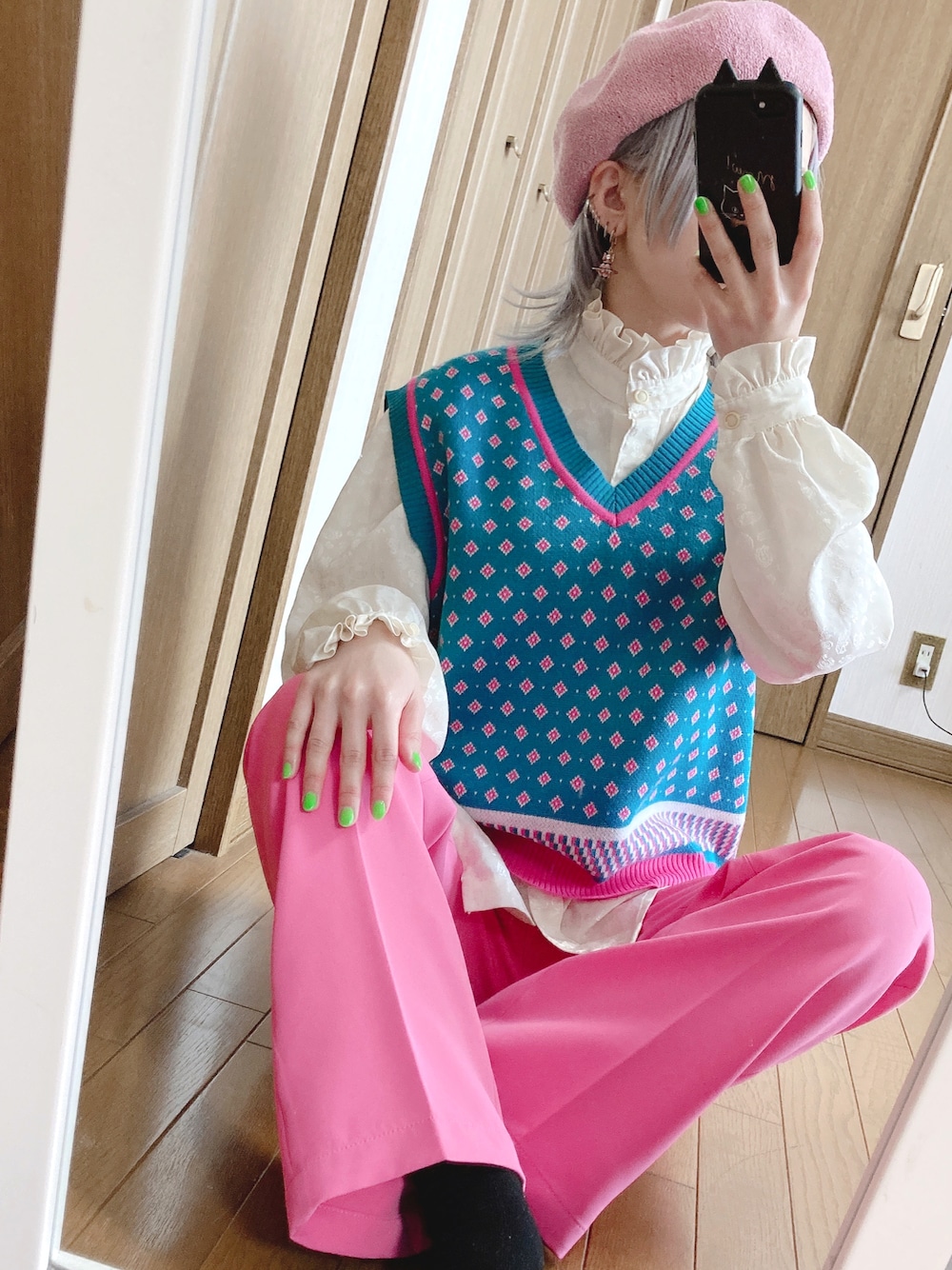「春服、パンツスタイル、春服みてみて、ピンク、ピンクコーデ、カラーパンツ、ブラウス、低身長、低身長コーデ、ベスト」｜「Vivienne Westwoodのアイテム（ピアス（両耳用）、ピンク系）」を使った、rさん（レディース・154cm）の春コーディネートの1枚目の写真