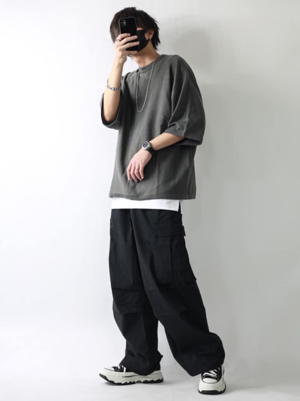 グレー系のTシャツ/カットソー、ホワイト系のタンクトップ、ブラック系のカーゴパンツを着用したメンズの春コーディネートの1枚目の写真