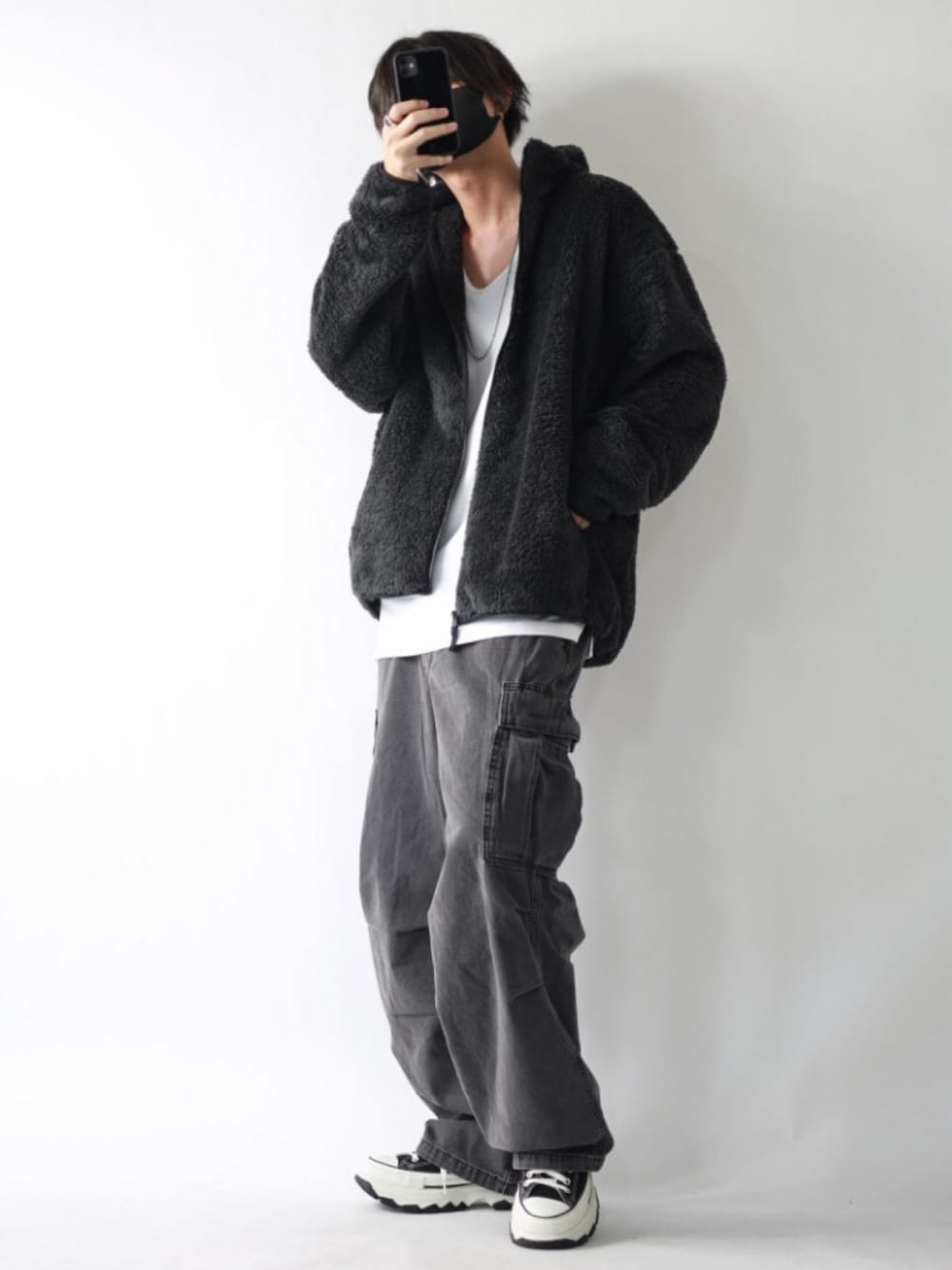 「ストリート、カーゴパンツ、レイヤードスタイル、冬アウター、休日スタイル、クリスマスに着たい服、スニーカー、マイベストコーデ2023、お出かけコーデ、デニム、シンプルコーデ、ファー、フリース、モノトーン、ゆるコーデ」｜「UNIQLOのアイテム（ジャケット/アウター、ブラック系）」を使った、TJさん（骨格ナチュラル・メンズ・177cm）の冬コーディネートの1枚目の写真