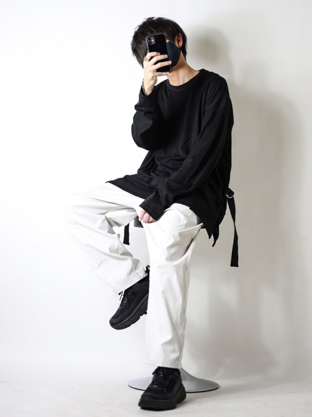ブラック系のTシャツ/カットソー、ホワイト系のその他パンツ、ブラック系のスニーカーを着用したメンズの秋コーディネートの1枚目の写真