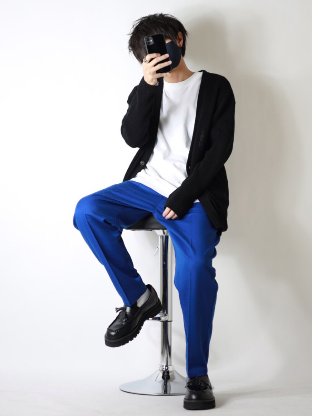 ブルー系のスラックス、ブラック系のカーディガン/ボレロ、ホワイト系のTシャツ/カットソーを着用したメンズの夏コーディネートの1枚目の写真