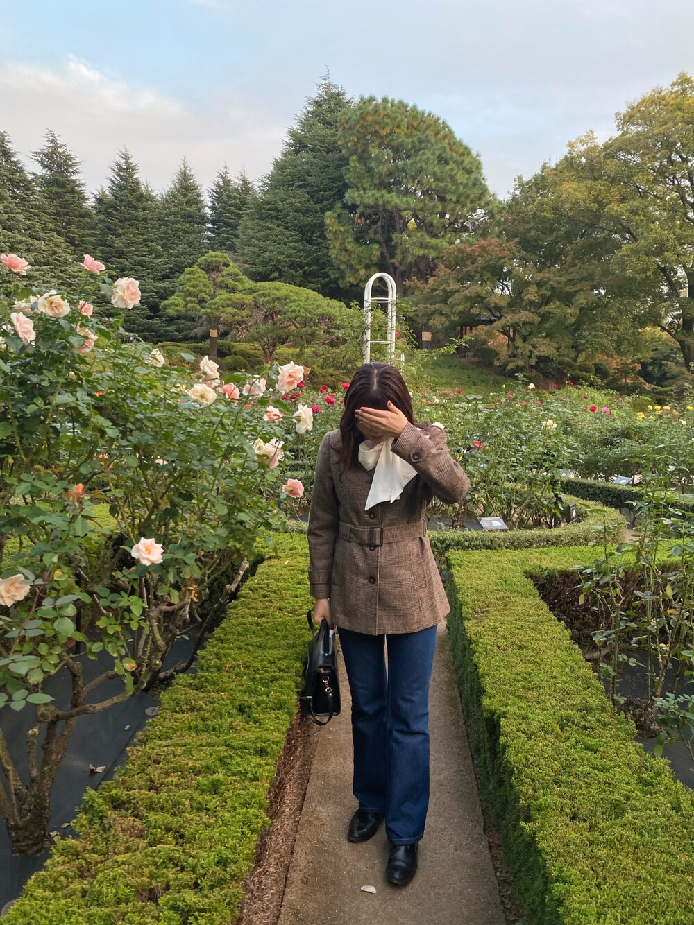 「おしゃれさんと繋がりたい、冬のコーデ、バラ園、charleschaton、Bibiy、bibiy_girls」｜「Charles ChatonのC フレアデニムパンツ（デニムパンツ、ブルー系）」を使った、mamiさん（レディース・162cm）の冬コーディネートの1枚目の写真